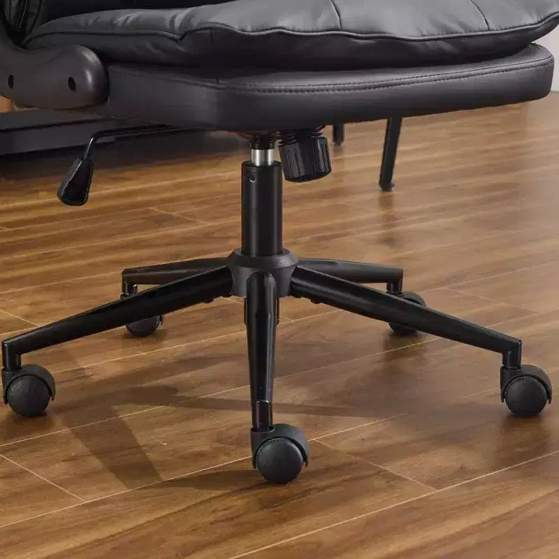 Fauteuil pivotant d'intérieur en similicuir noir avec dossier capitonné à clous et tirettes
