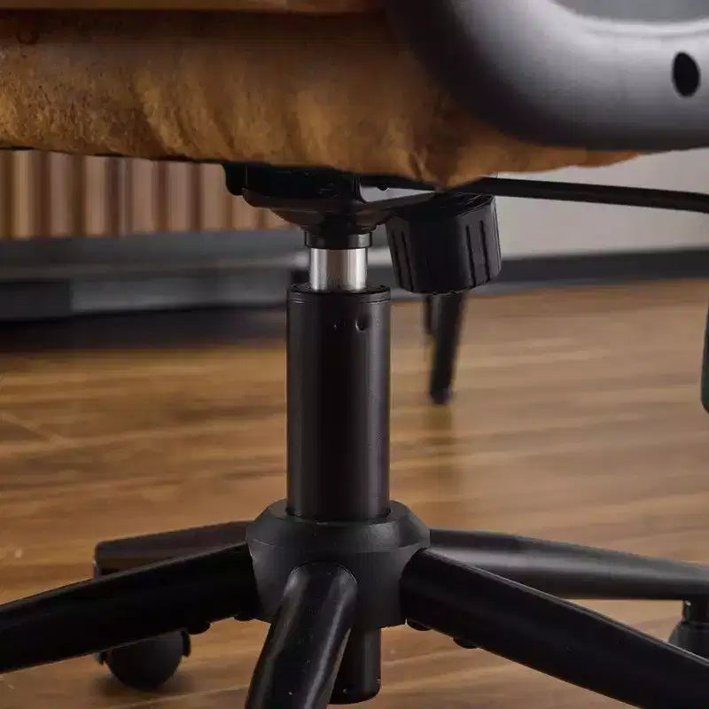 Fauteuil pivotant d'intérieur en similicuir noir avec dossier capitonné à clous et tirettes