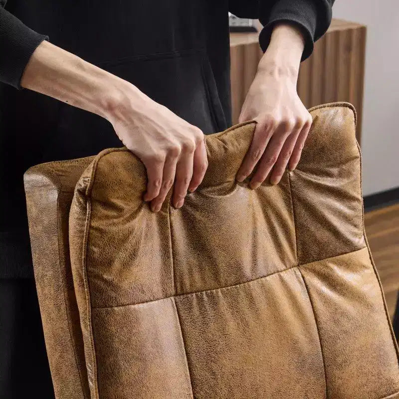 Fauteuil pivotant d'intérieur en similicuir noir avec dossier capitonné à clous et tirettes
