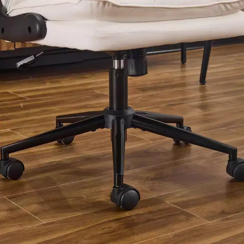 Fauteuil pivotant d'intérieur en similicuir noir avec dossier capitonné à clous et tirettes