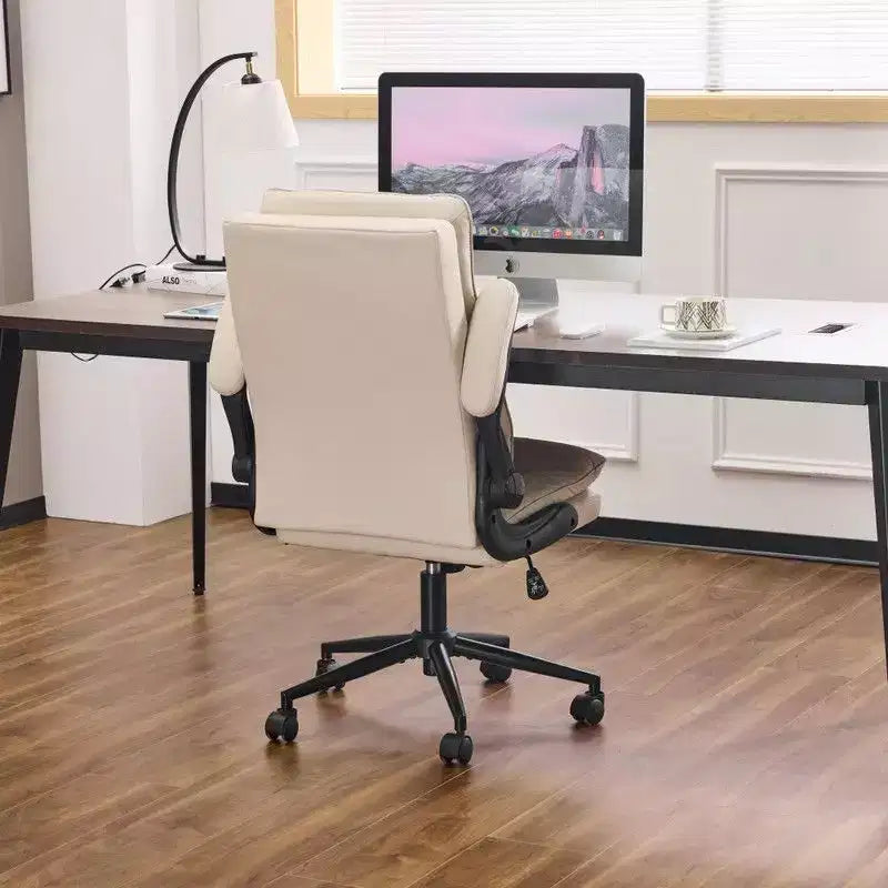 Fauteuil pivotant d'intérieur en similicuir noir avec dossier capitonné à clous et tirettes