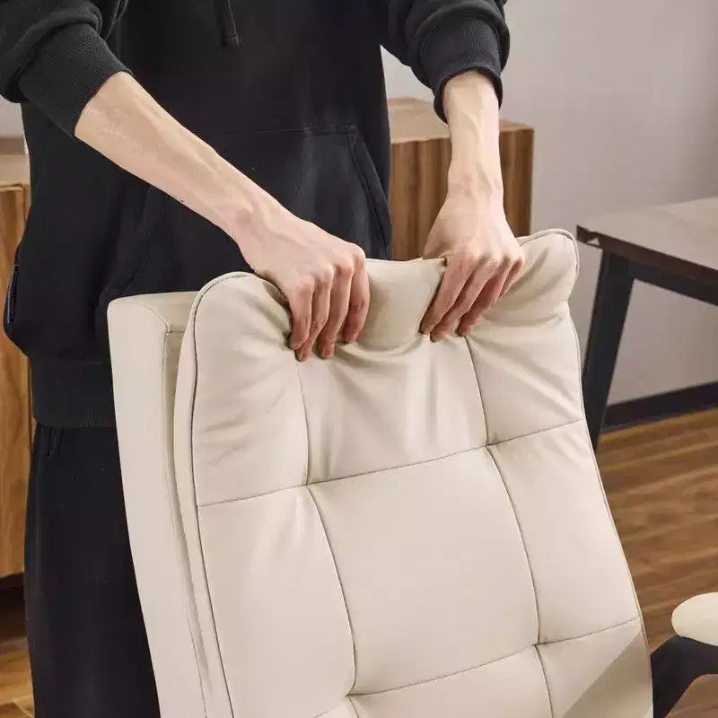 Fauteuil pivotant d'intérieur en similicuir noir avec dossier capitonné à clous et tirettes