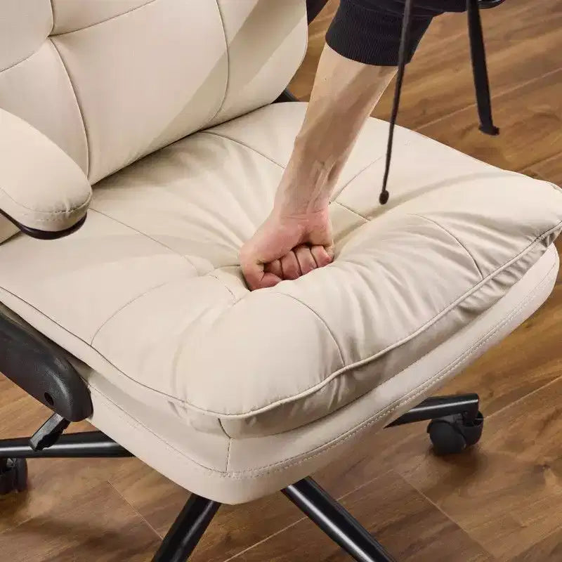 Fauteuil pivotant d'intérieur en similicuir noir avec dossier capitonné à clous et tirettes