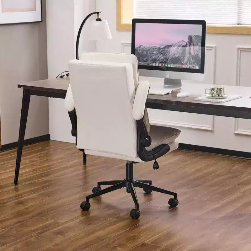 Fauteuil pivotant d'intérieur en similicuir noir avec dossier capitonné à clous et tirettes
