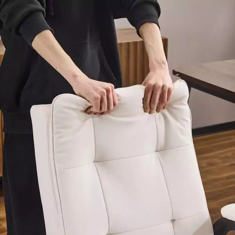 Fauteuil pivotant d'intérieur en similicuir noir avec dossier capitonné à clous et tirettes