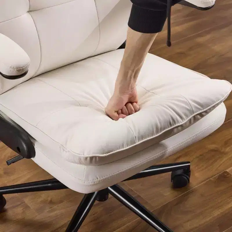 Fauteuil pivotant d'intérieur en similicuir noir avec dossier capitonné à clous et tirettes