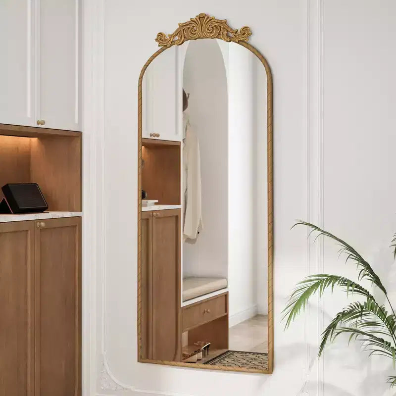 Miroir arqué pleine longueur de style vintage, Applique sculptée ornée, Miroir mural
