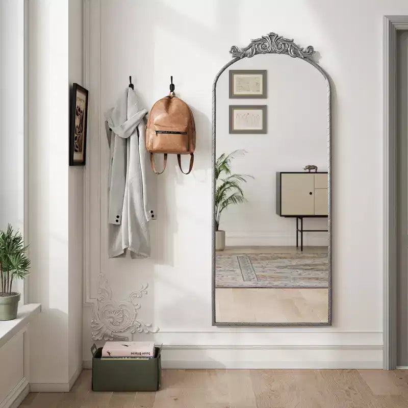 Miroir arqué pleine longueur de style vintage, Applique sculptée ornée, Miroir mural